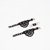 Черные кожаные наручники с клепками, кольцами и золотистой фурнитурой - Crazy Handmade - купить с доставкой в Северске