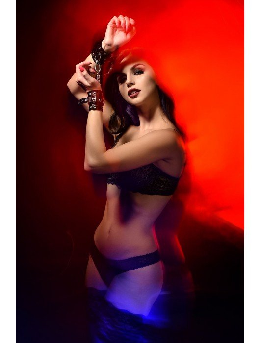 Черные кожаные однослойные наручники с люверсами - Pecado - купить с доставкой в Северске